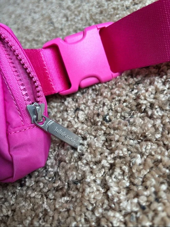 Lululemon Everywhere Belt Bag 1L in Sonic Pink - Picture 7 of 8